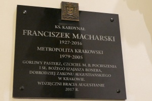 tablica upamiętniająca kardynała macharskiego